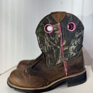 Ariat Fatbaby Western Boots Size 6.5B Camo Pink Stitch Brogue Leather Style